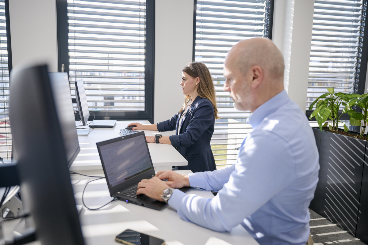 workers-in-office
