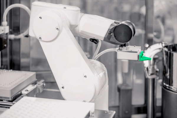 Roboterarm mit konformitätsbereitem Design zur Handhabung von RTU-Komponenten in einer hochpräzisen pharmazeutischen Abfüllanlage